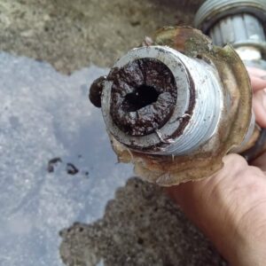 jasa pembersihan pipa Surabaya dengan kondisi pipa air kotor dan berkerak