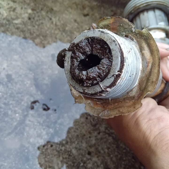 jasa pembersihan pipa Surabaya dengan kondisi pipa air kotor dan berkerak