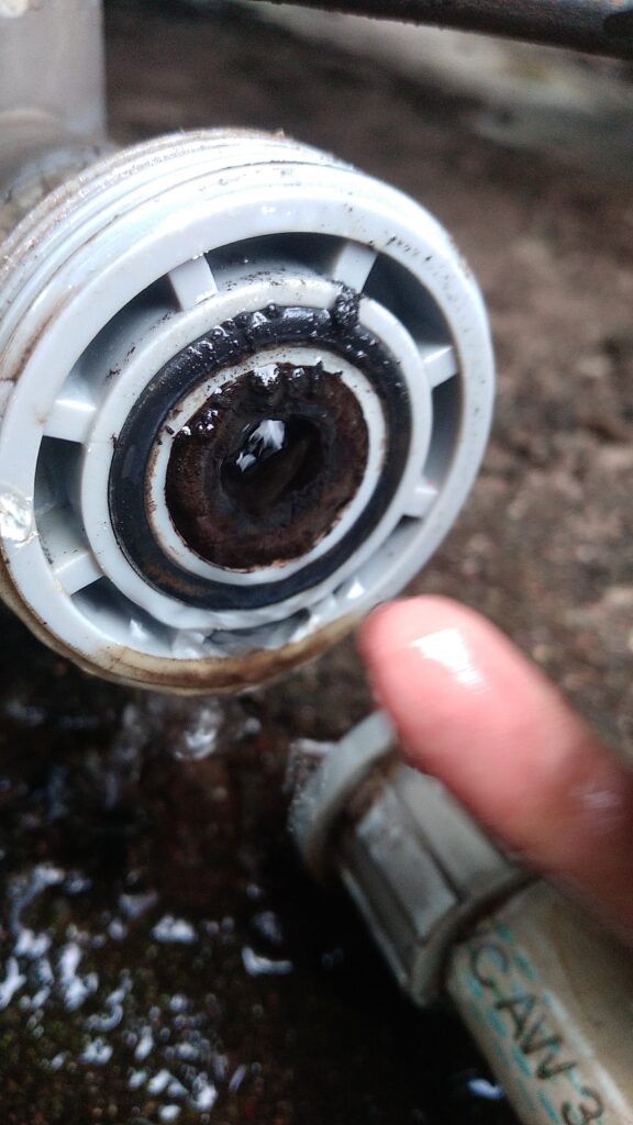 jasa pembersihan pipa Surabaya dengan kondisi pipa air kotor dan berkerak