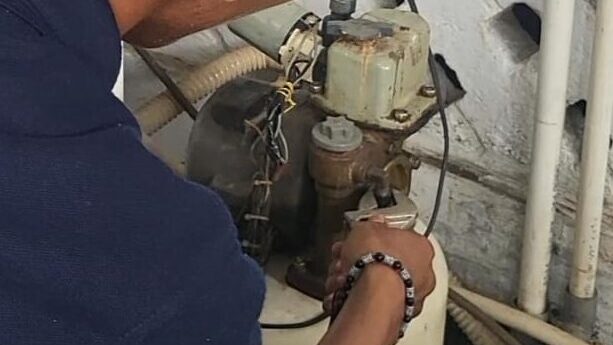 proses jasa pembersihan pipa surabaya oleh teknisi