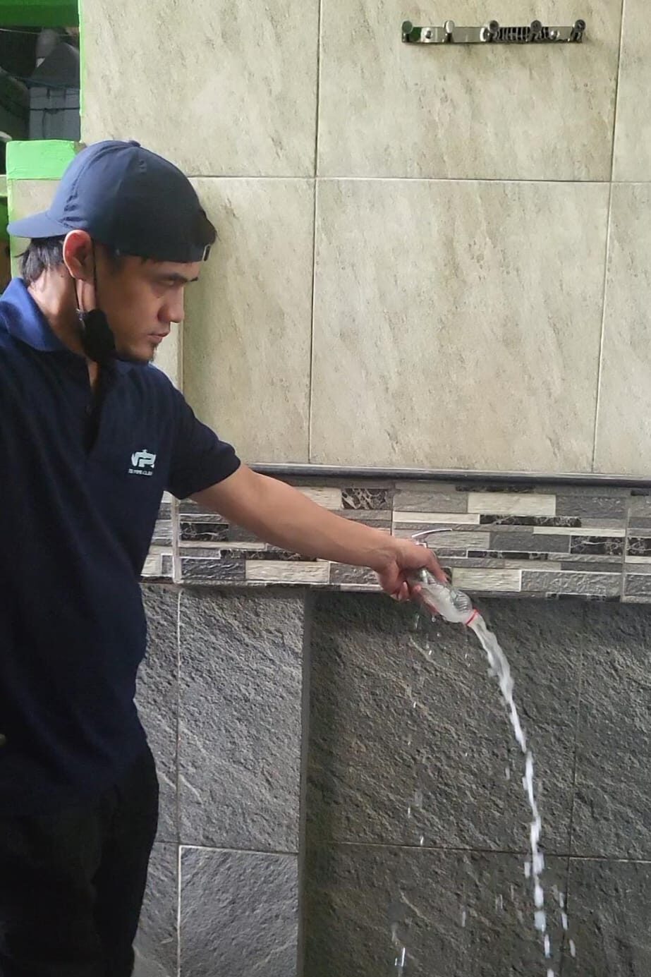 jasa pembersihan pipa Surabaya oleh teknisi profesional Water Pipe Cleaner